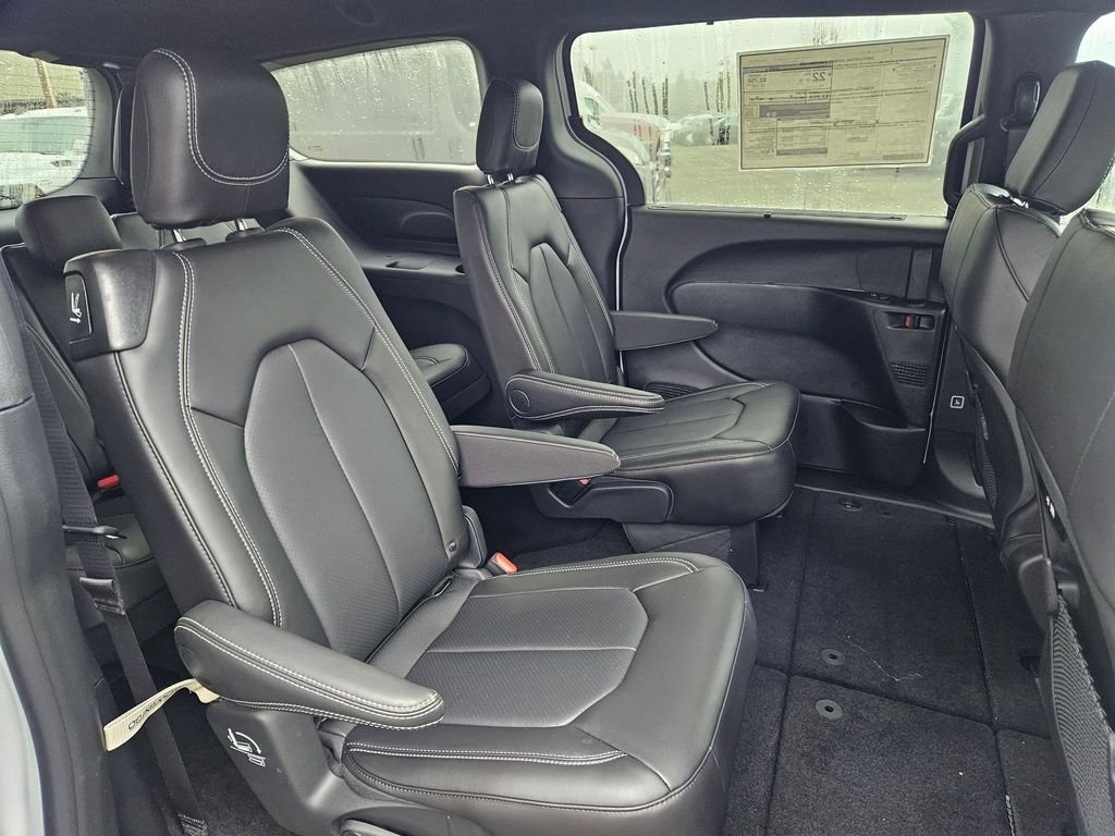 New 2026 Bright White Clear-Coat Exterior Paint Chrysler Select image 20