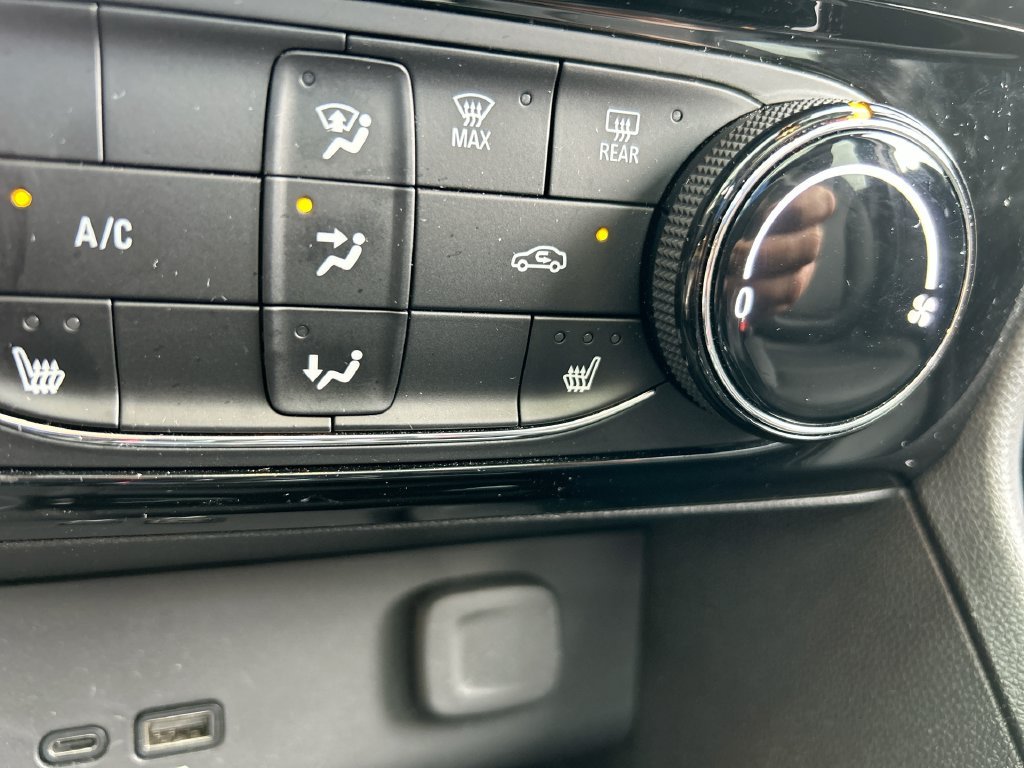 Used 2024 Off-white Buick Sport Touring image 31
