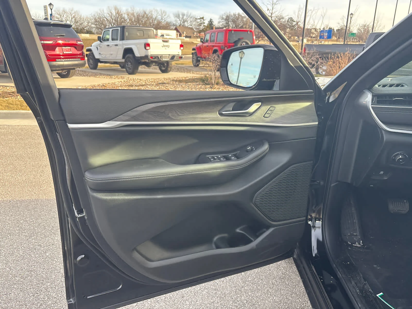 New 2025 Diamond Black Crystal Pearlcoat Jeep Limited image 19