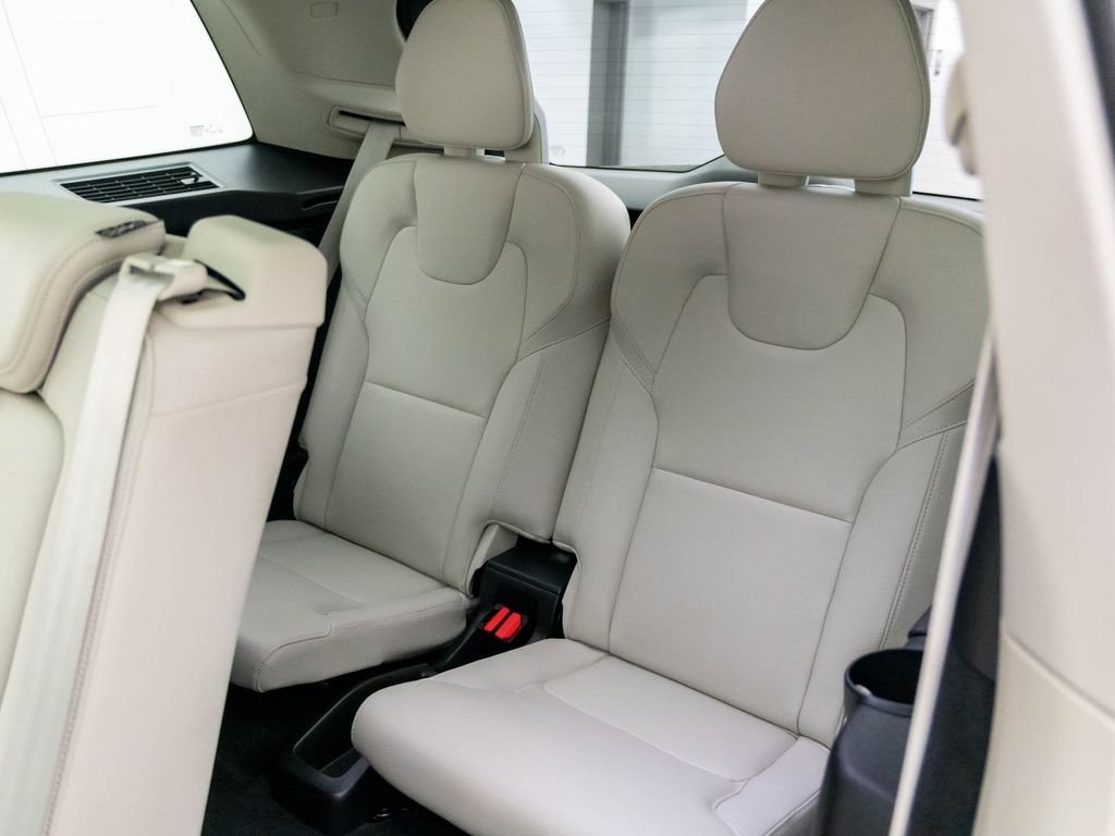 Used 2023 Denim Blue Metallic Volvo B6 Plus 7-Seater image 18