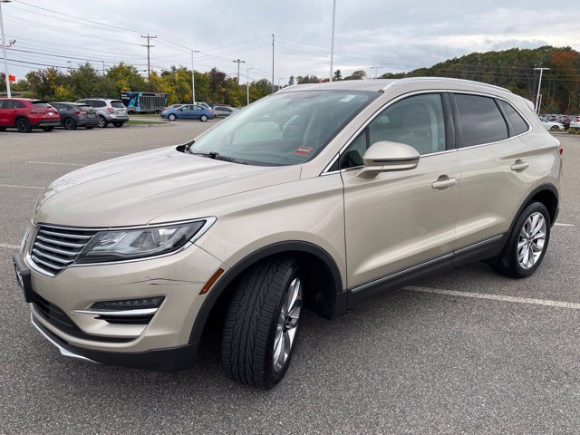 Used 2017 White Gold Metallic Lincoln Select image 3