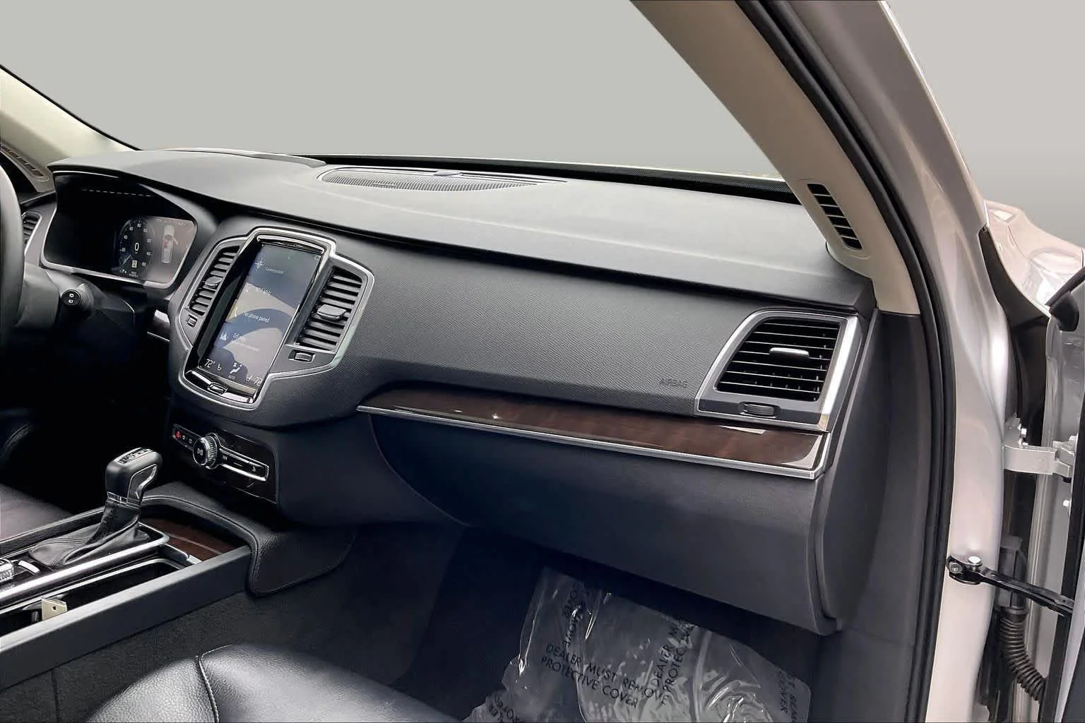 Used 2019 Bright Silver Metallic Volvo Momentum image 18