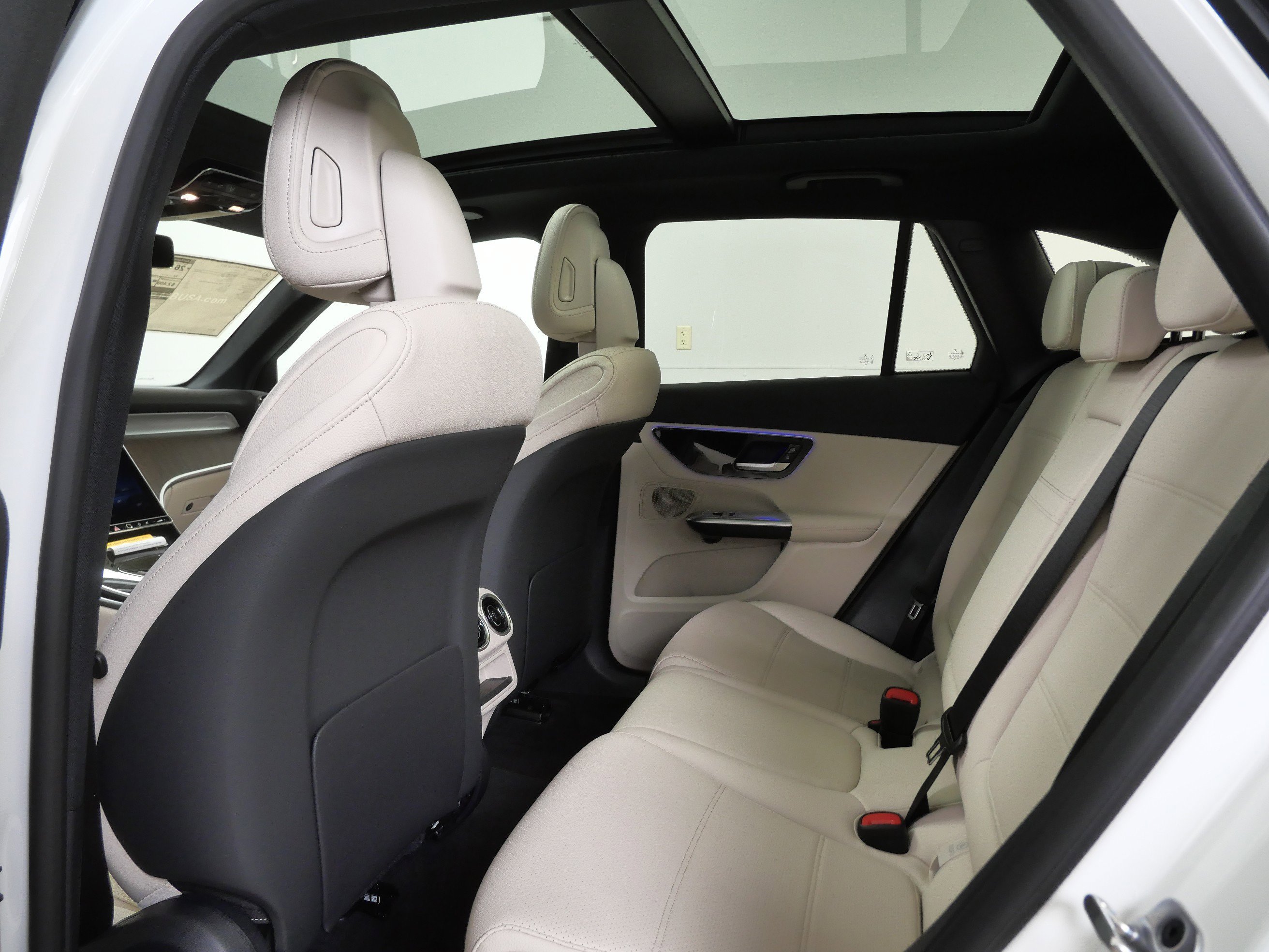 New 2026 Polar White Mercedes-Benz GLC 300 image 9