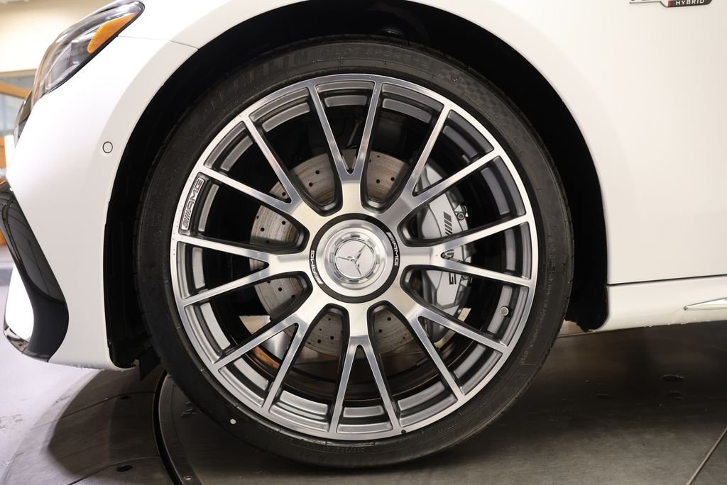 New 2027 MANUFAKTUR Moonlight White Magno Mercedes-Benz E 53 AMG® image 11