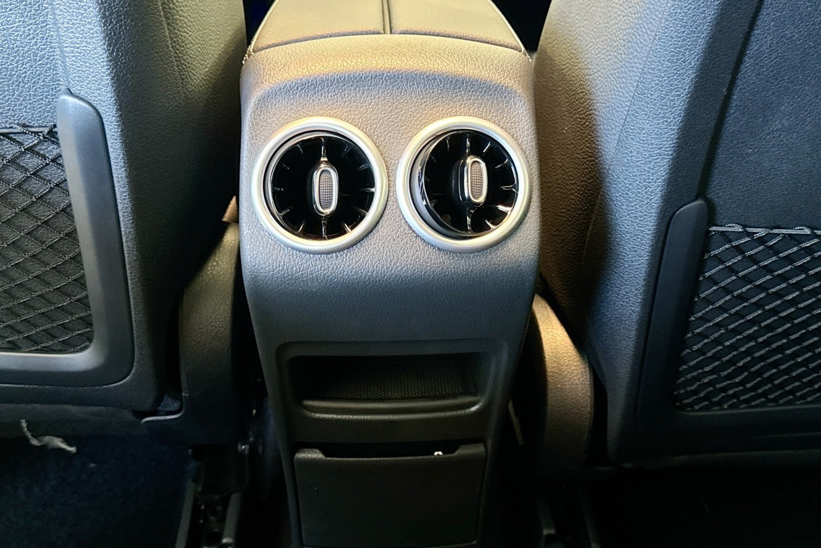 New 2026 Polar White Mercedes-Benz GLB 250 image 23