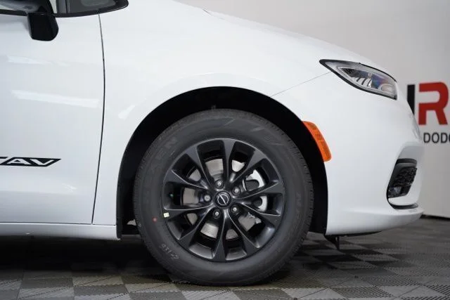 2025 Chrysler Pacifica Select - Photo 35