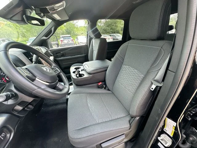 New 2026 Diamond Black Crystal Pearl-Coat Exterior Paint RAM Tradesman image 15