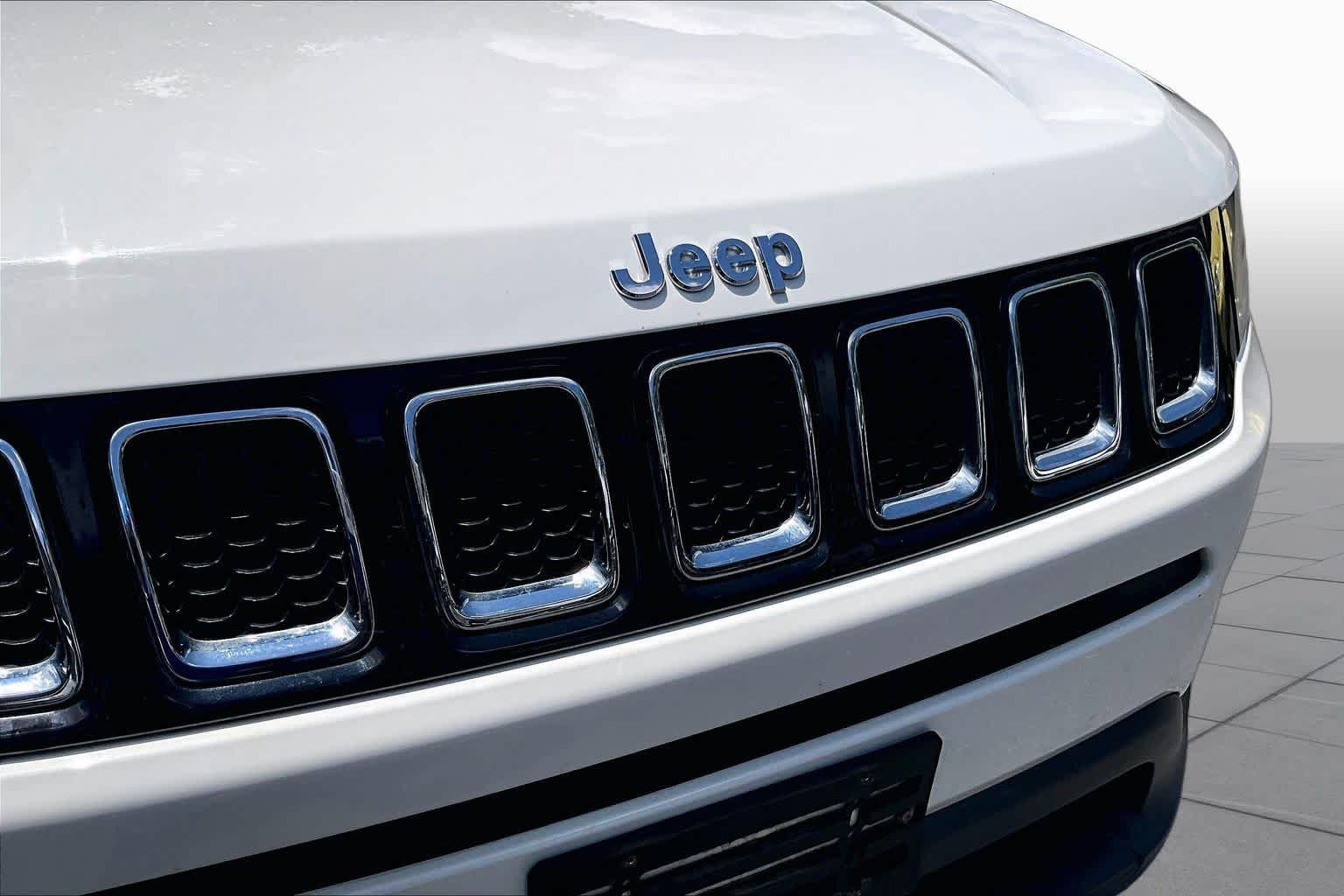 Used 2018 White Clearcoat Jeep Latitude image 32