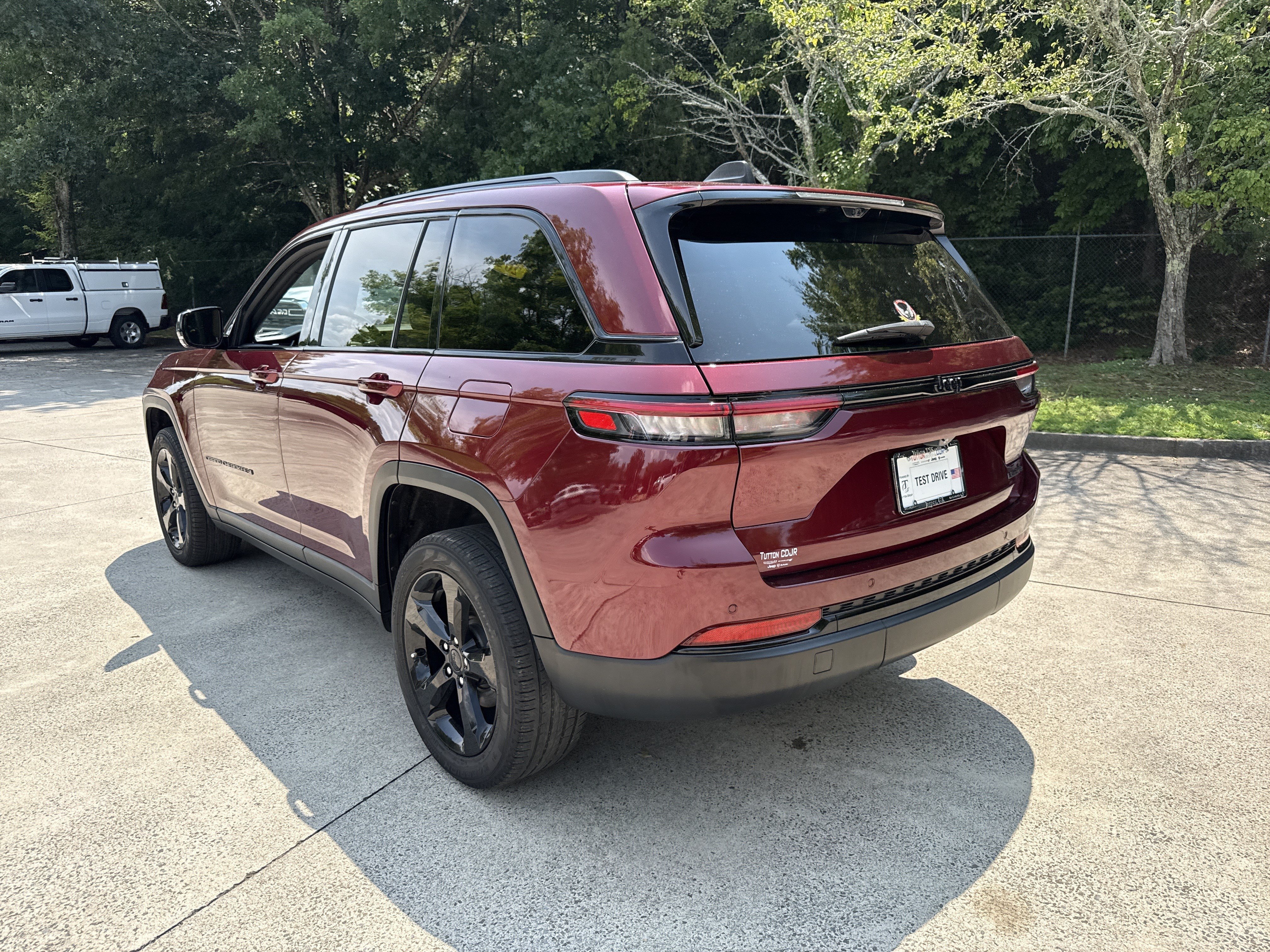 Used 2023 Velvet Red Pearlcoat Jeep Limited image 5