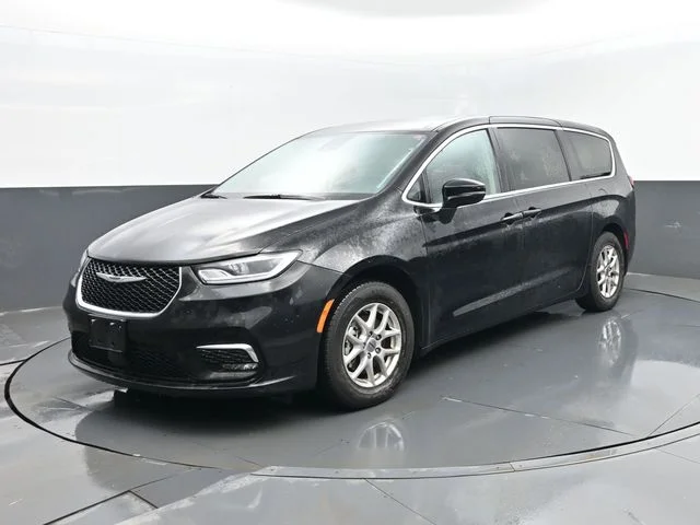 2024 Chrysler Pacifica Touring L's photo