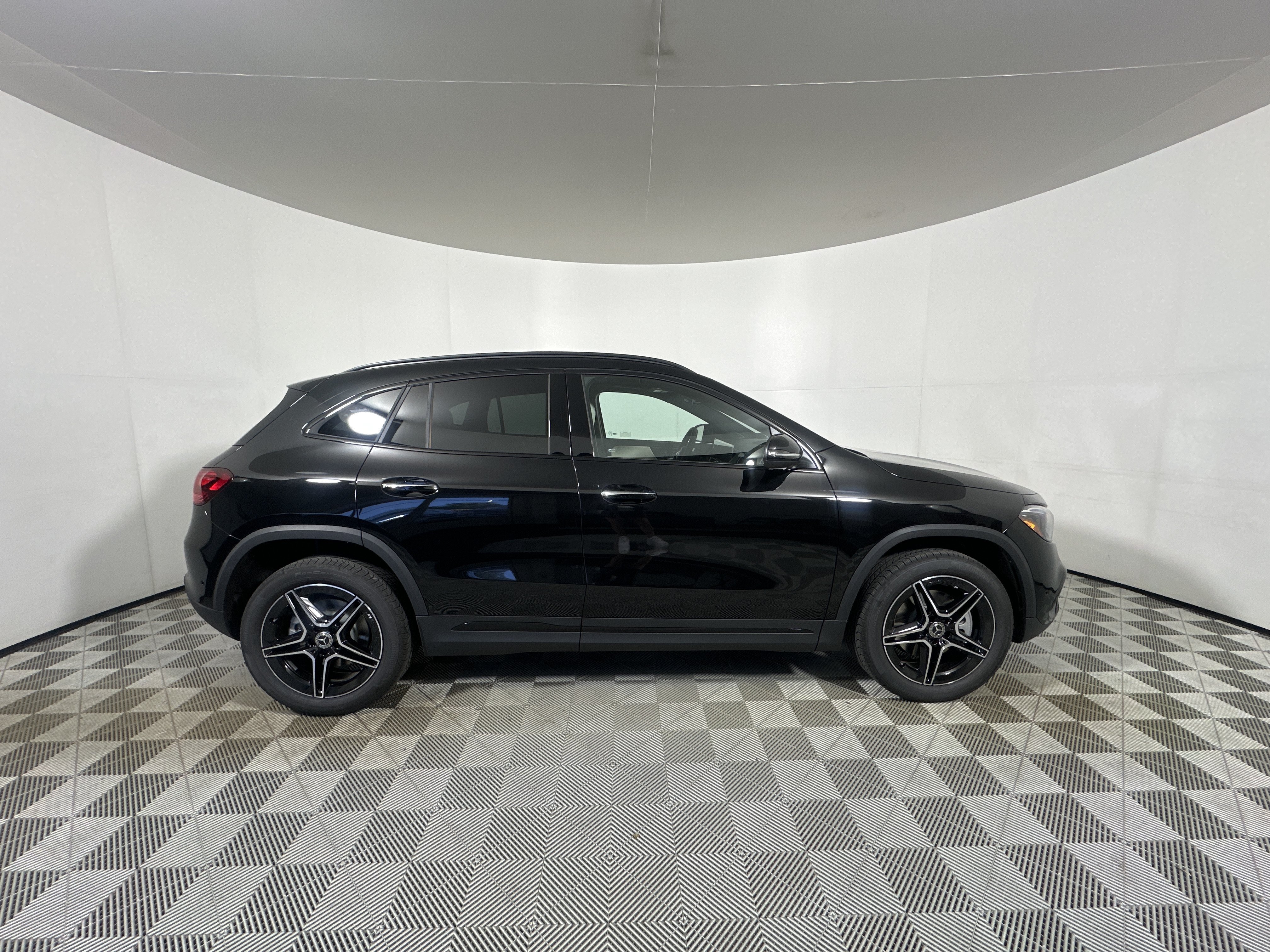 New 2026 COSMOS BLACK METALLIC Mercedes-Benz GLA 250 image 8