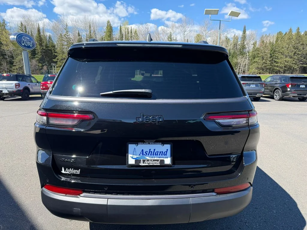 New 2026 Diamond Black Crystal Pearlcoat Jeep Laredo image 4