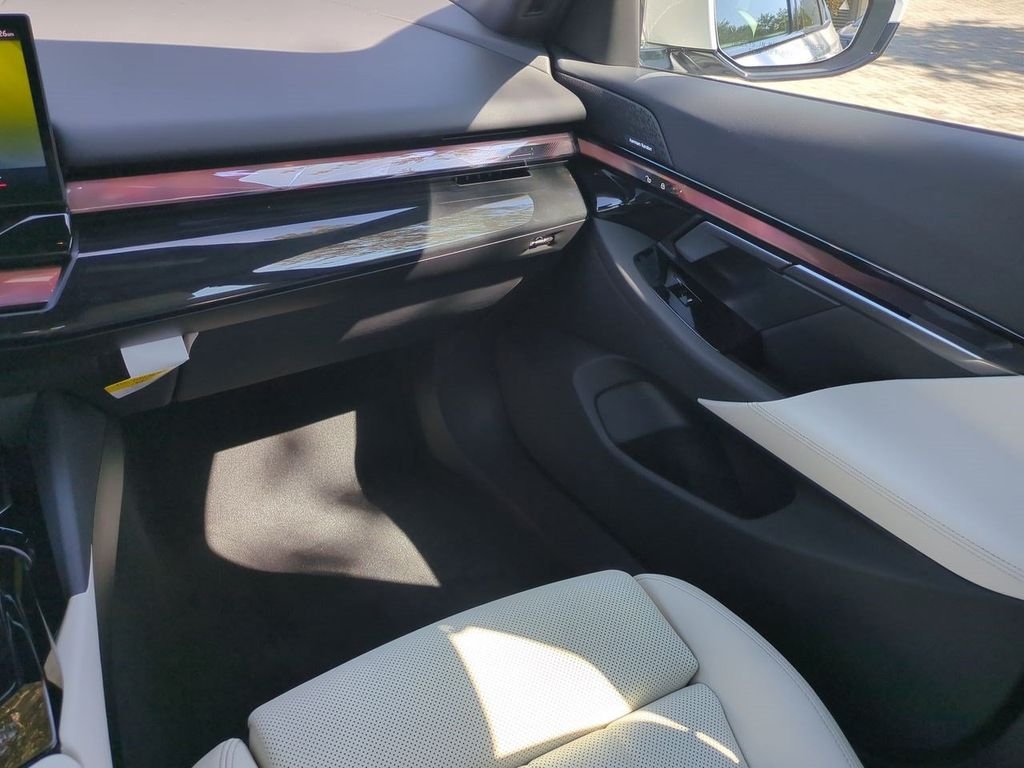 New 2027 Mineral White Metallic BMW 530i xDrive image 17