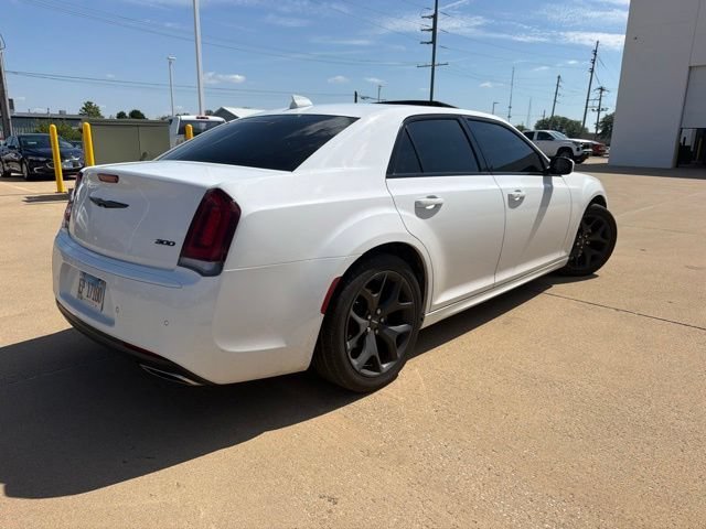 Used 2022 White Chrysler Touring L image 3