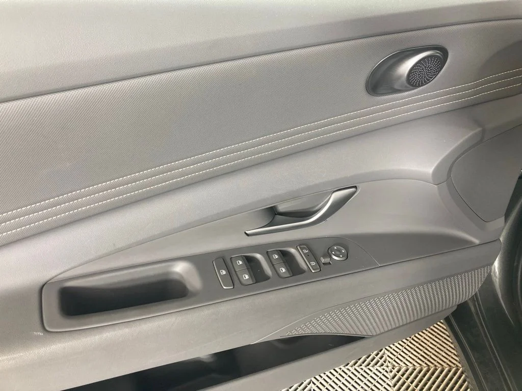 Used 2025 Gray Hyundai SEL Convenience image 11