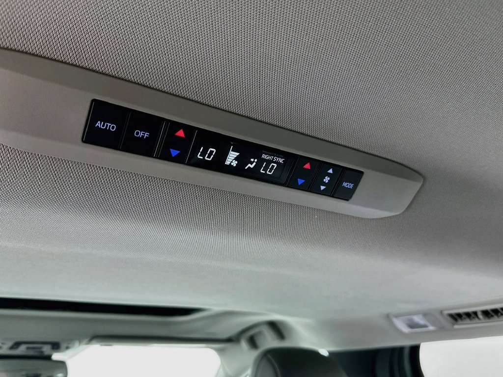 Used 2025  Toyota XLE AWD image 24