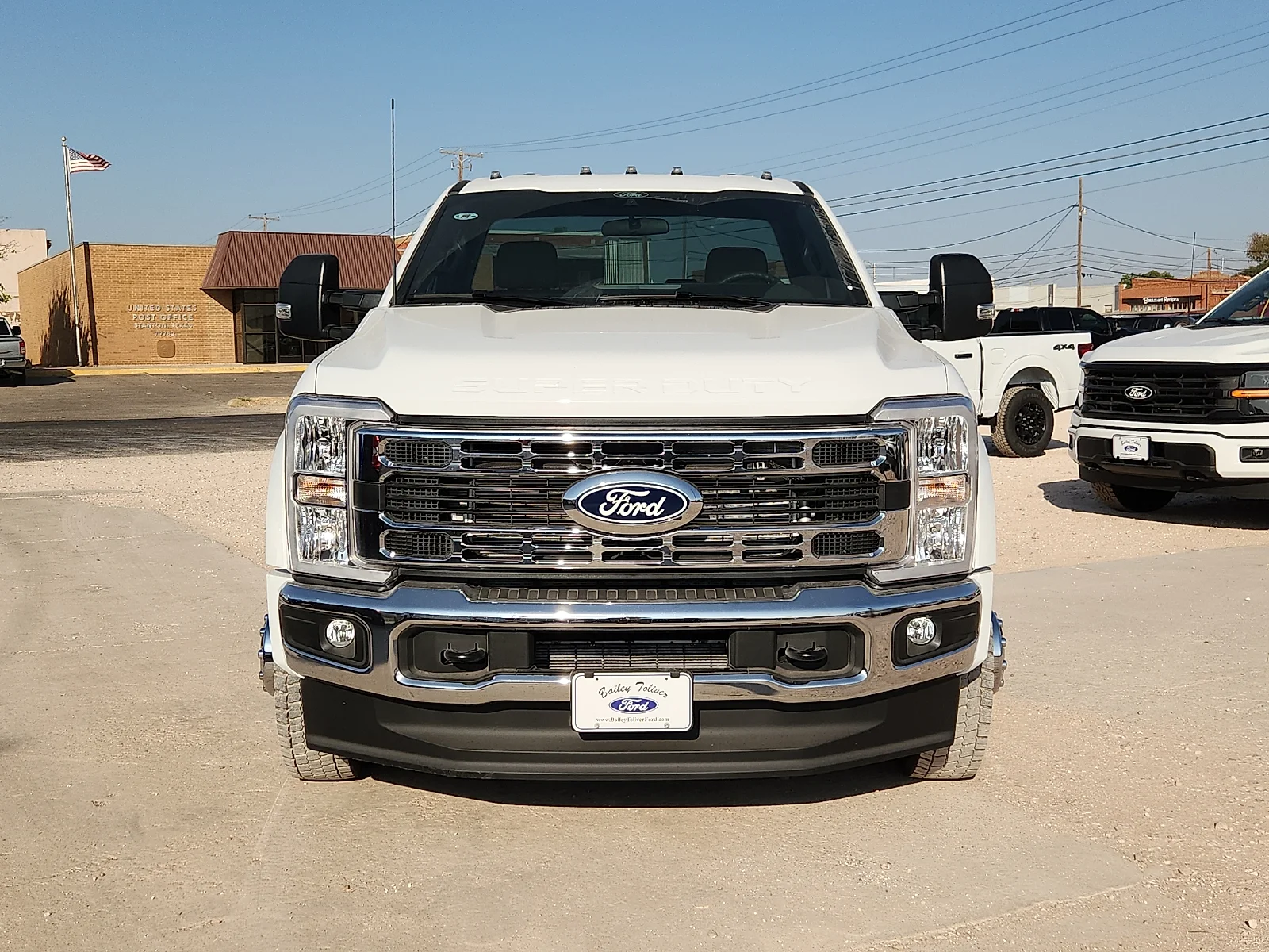 New 2027 Oxford White Ford XLT image 2