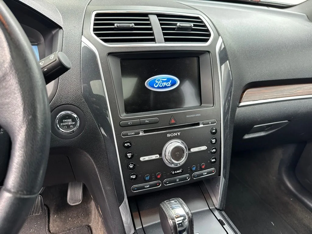 Used 2017 White Ford Limited image 12