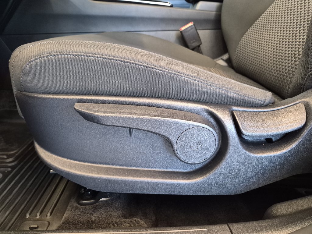Used 2023 Snow White Pearl Kia LX image 16