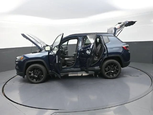 New 2026 Fathom Blue Pearl-Coat Exterior Paint Jeep Latitude image 31