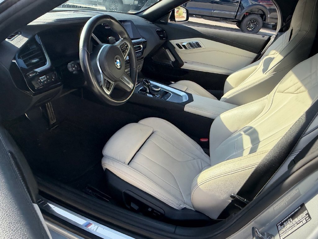 Used 2022 Silver BMW sDrive30i image 11