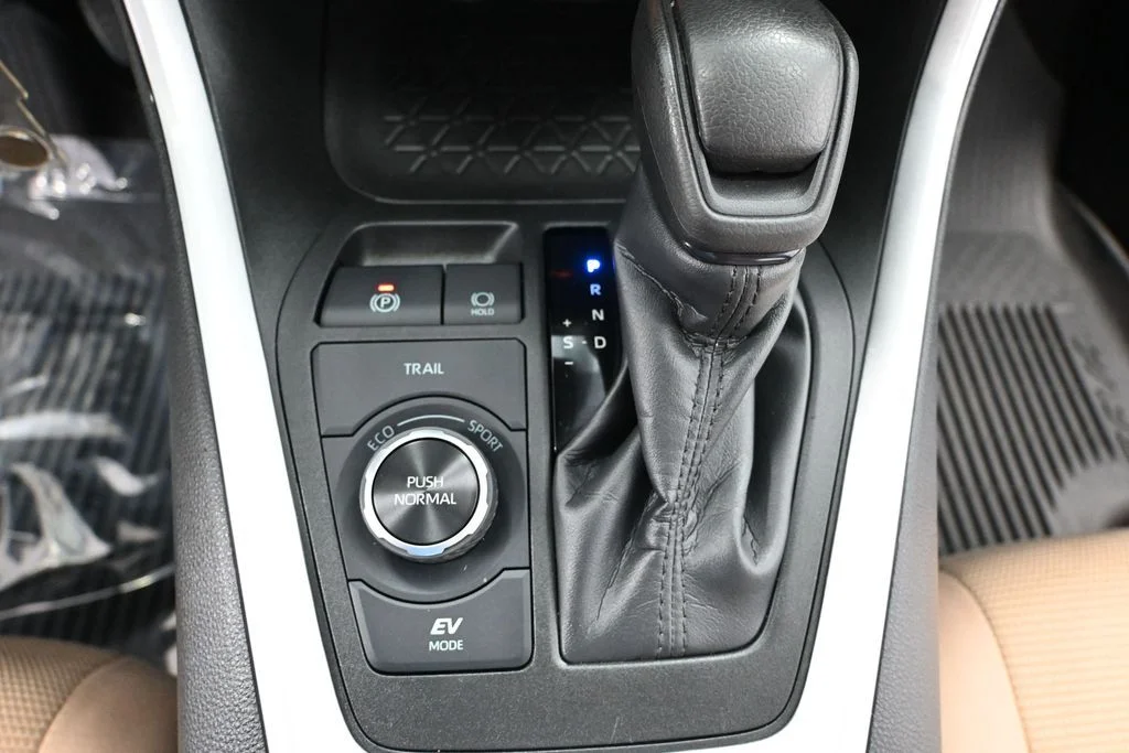 2022 Toyota RAV4 LE - Photo 32