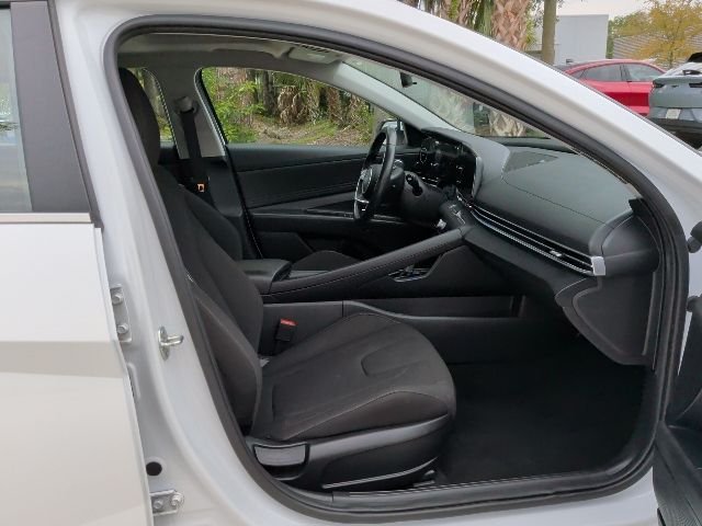Used 2025 White Hyundai SEL Convenience image 17
