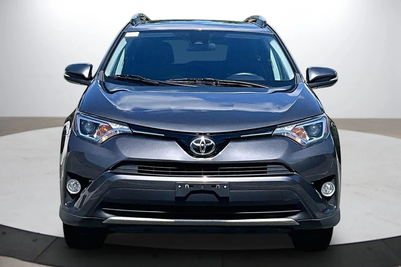 Used 2018 Gray Toyota XLE image 3
