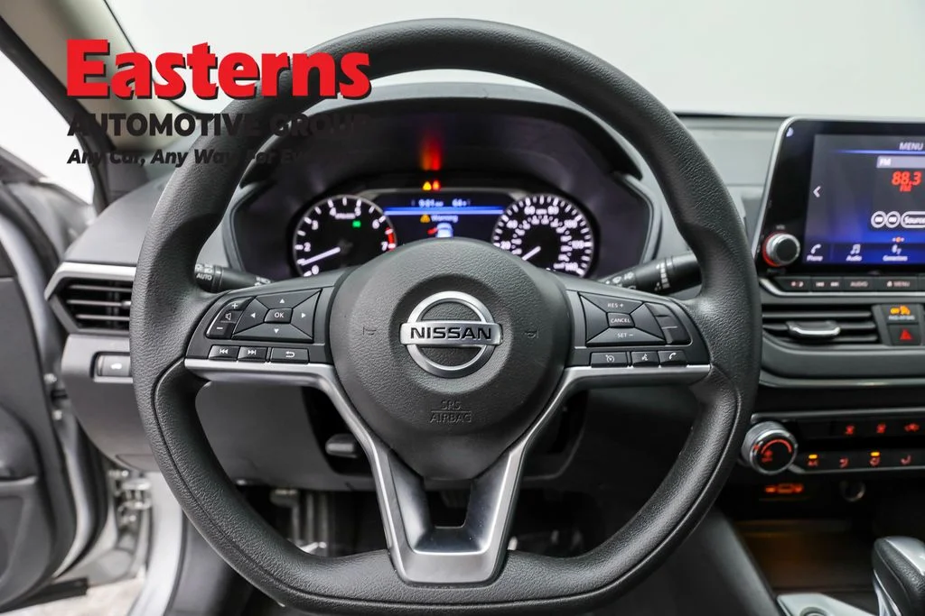 Used 2022 Silver Nissan 2.5 SV image 10