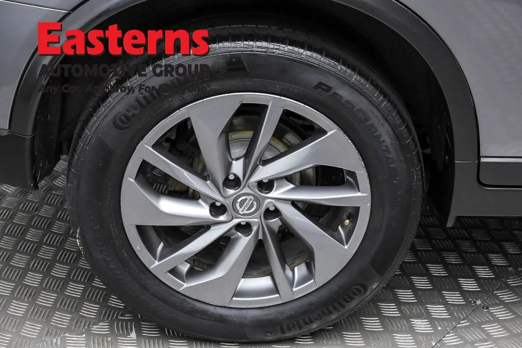 Used 2016 Gray Nissan SL image 27