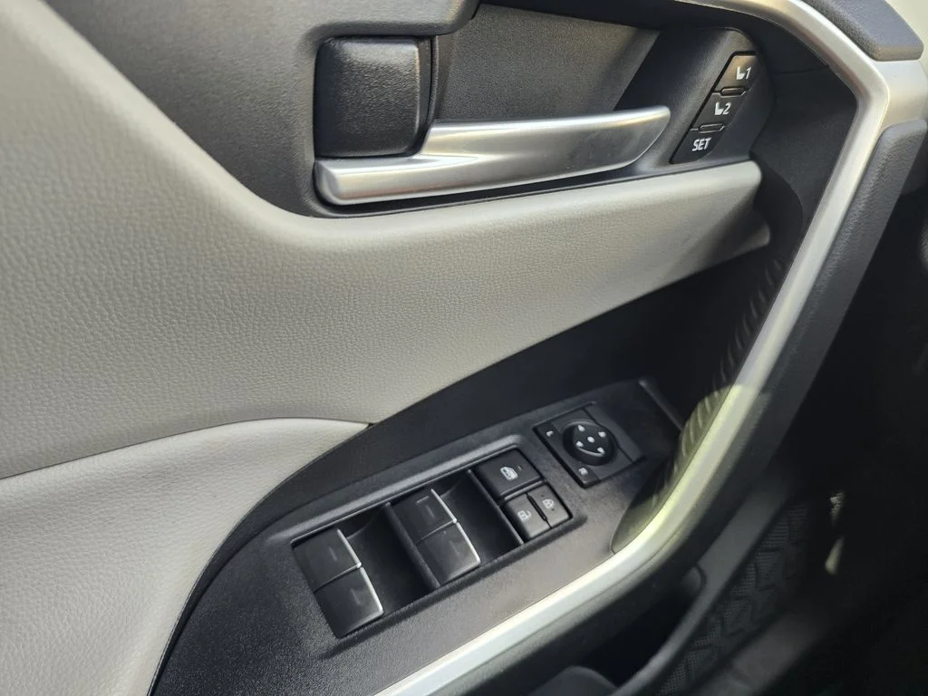 Used 2024 Silver Sky Metallic Toyota XLE Premium image 23