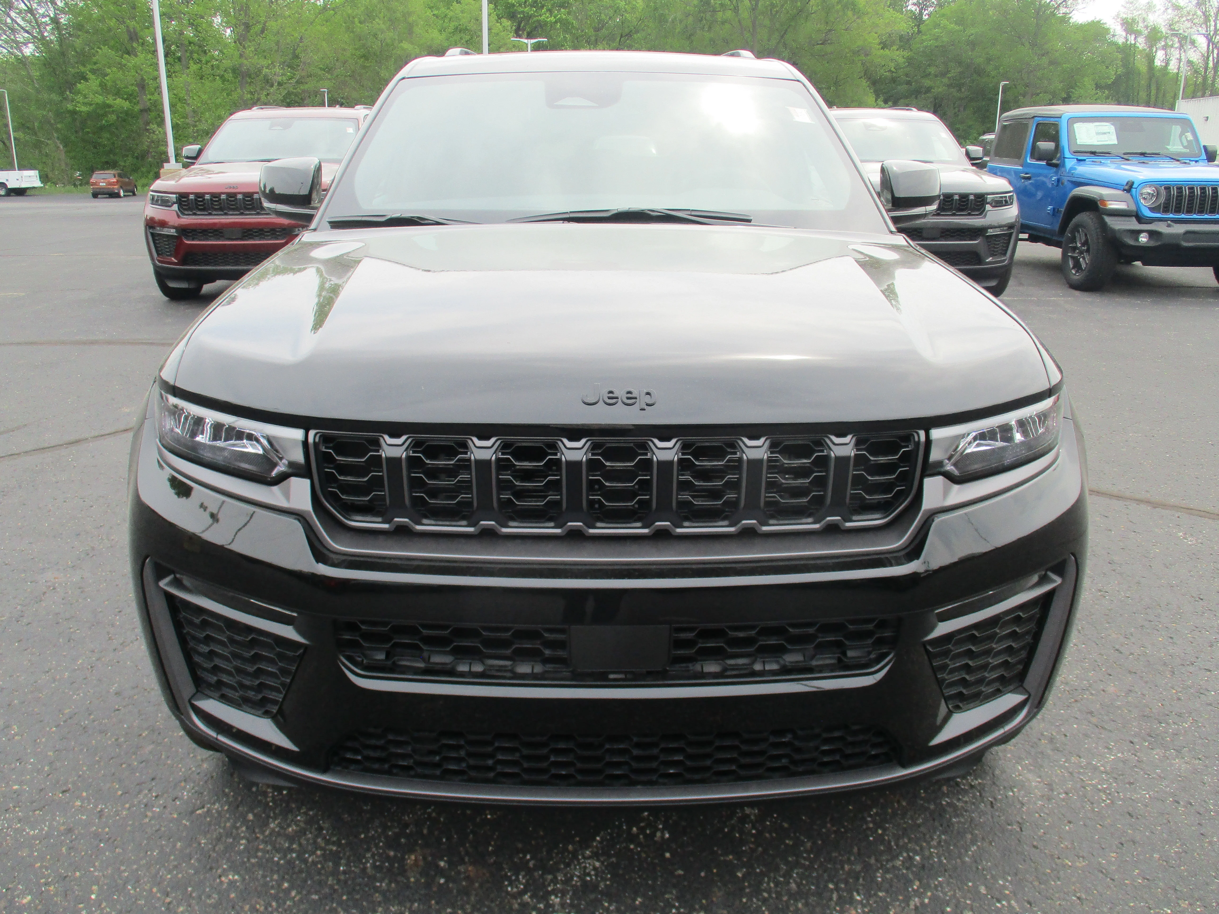 New 2026 Diamond Black Crystal Pearl-Coat Exterior Paint Jeep Limited image 4