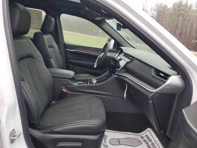 New 2026 Bright White Clear-Coat Exterior Paint Jeep Altitude image 24