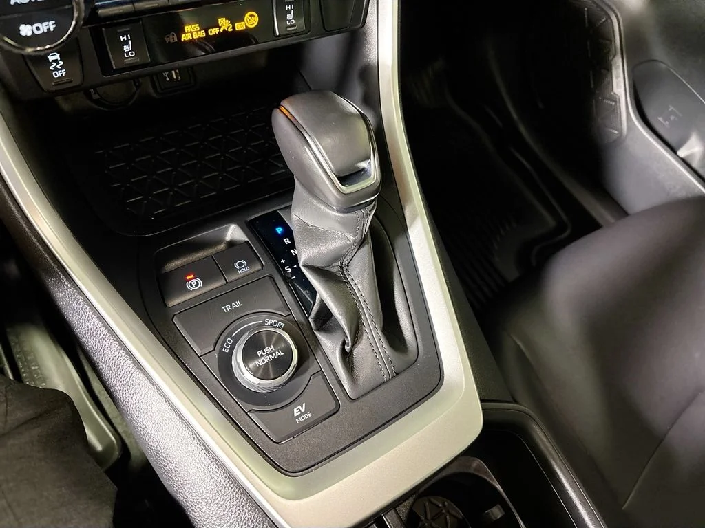 Used 2023  Toyota XLE Premium image 17
