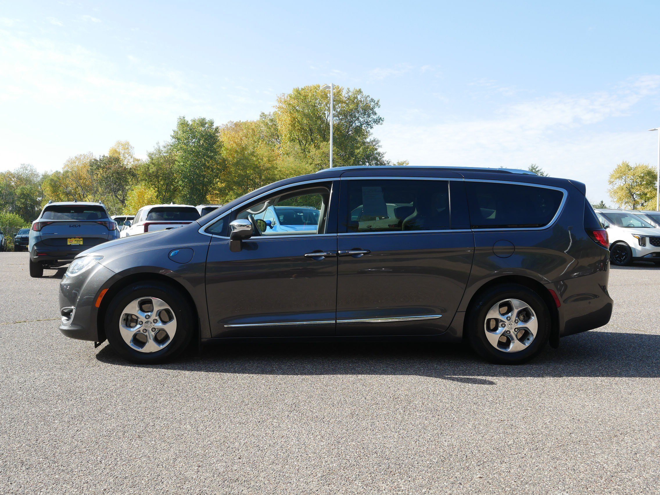 Used 2018 Granite Crystal Metallic Clearcoat Chrysler Hybrid Limited image 4