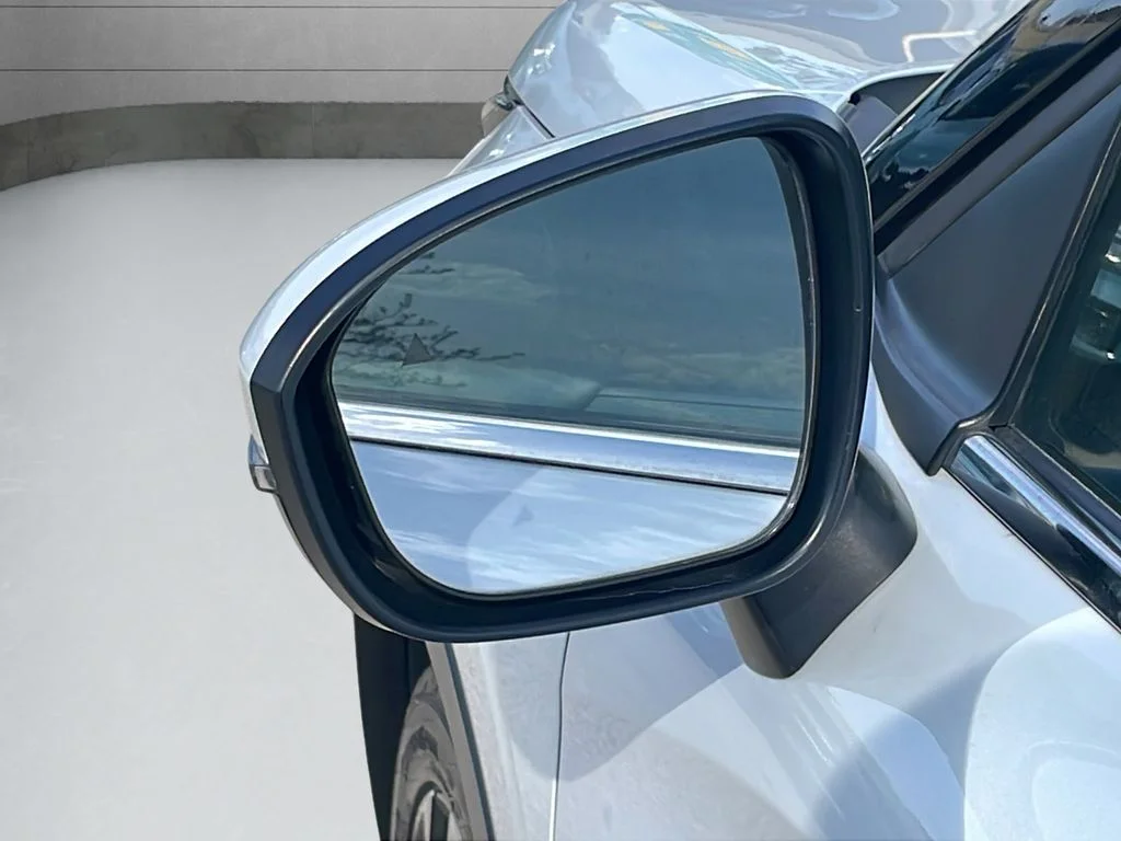 Used 2024 Silver Mitsubishi SE image 43
