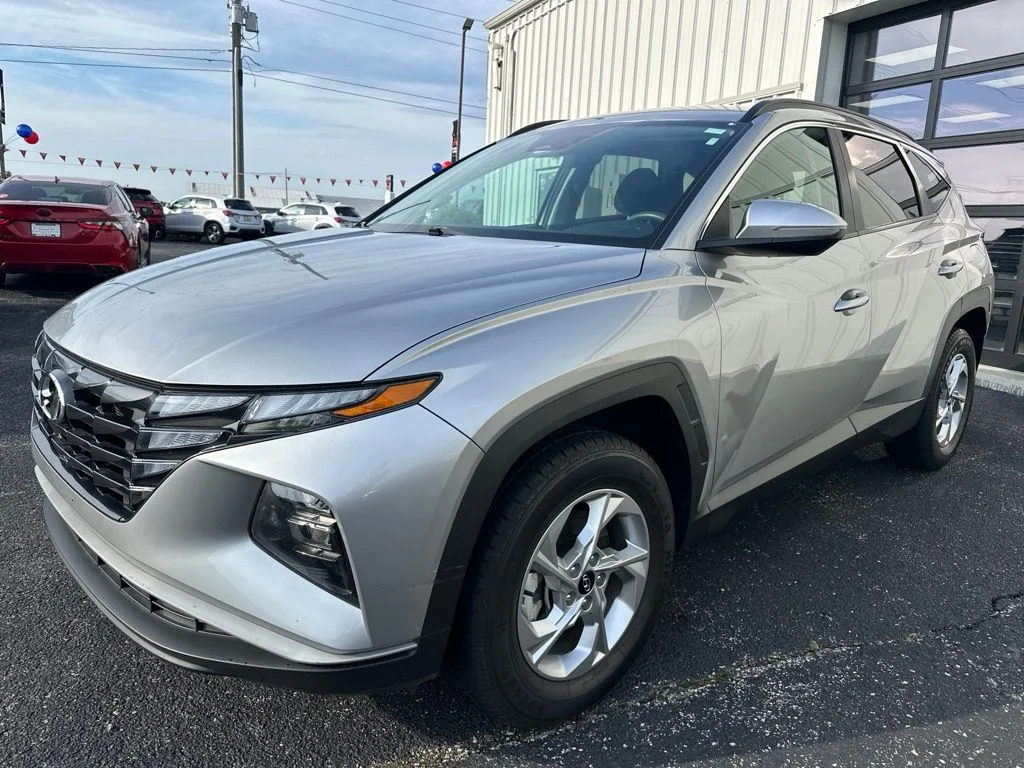 Used 2022 Silver Hyundai SEL image 4