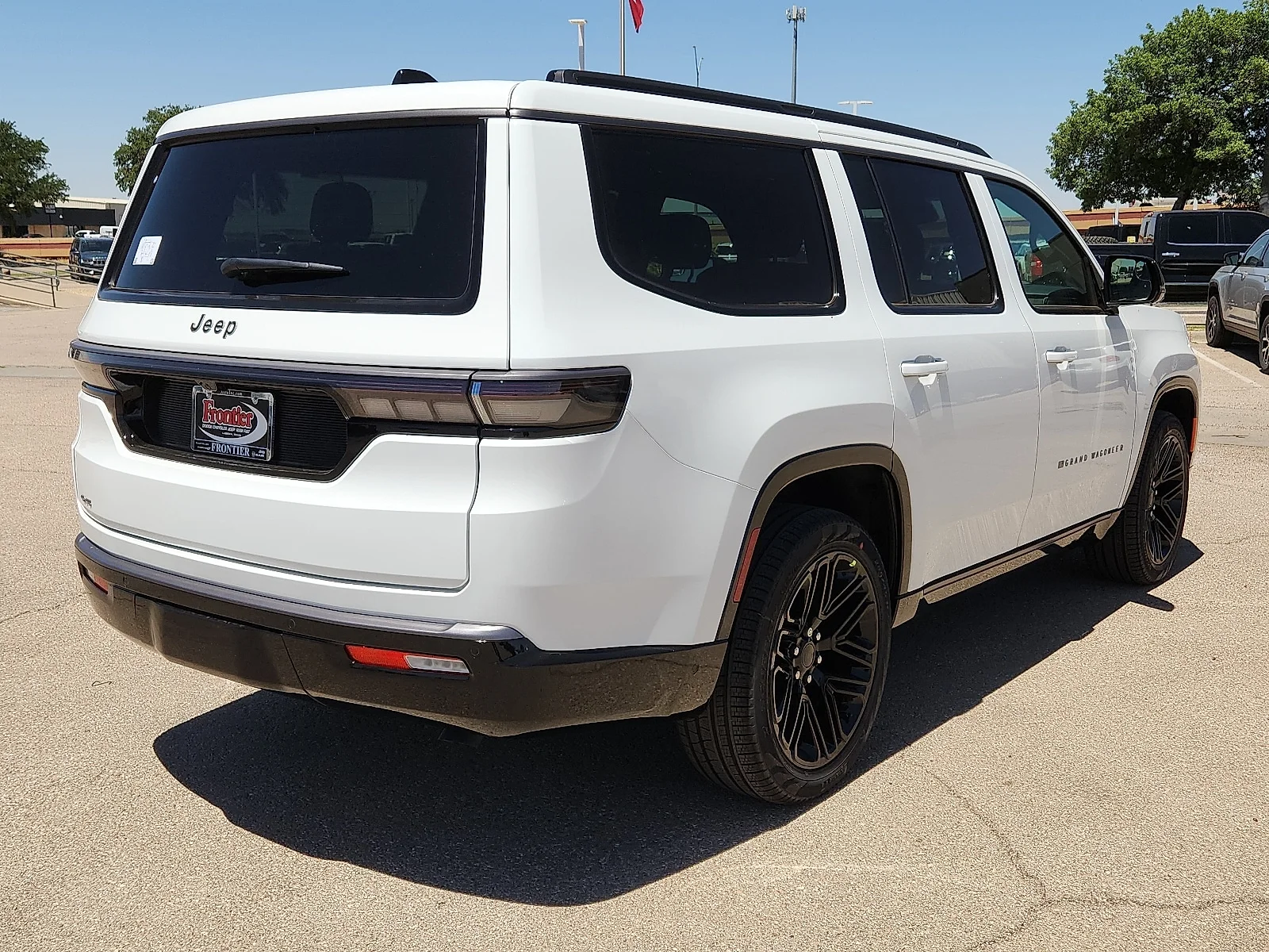 New 2026 Bright White Clear-Coat  Paint Jeep LIMITED RESERVE 4X4 image 4