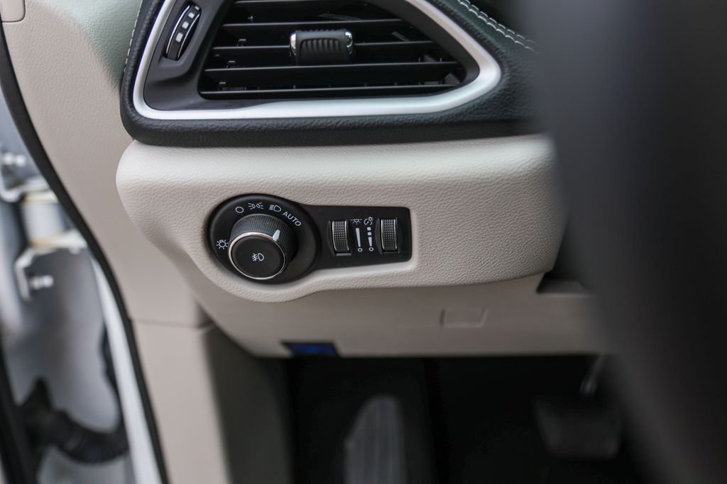 Used 2023 Gray Jeep Rubicon 20th Anniversary Edition 4xe image 17