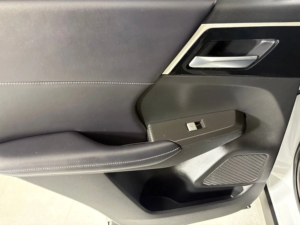 Used 2024 White Mitsubishi SE image 35