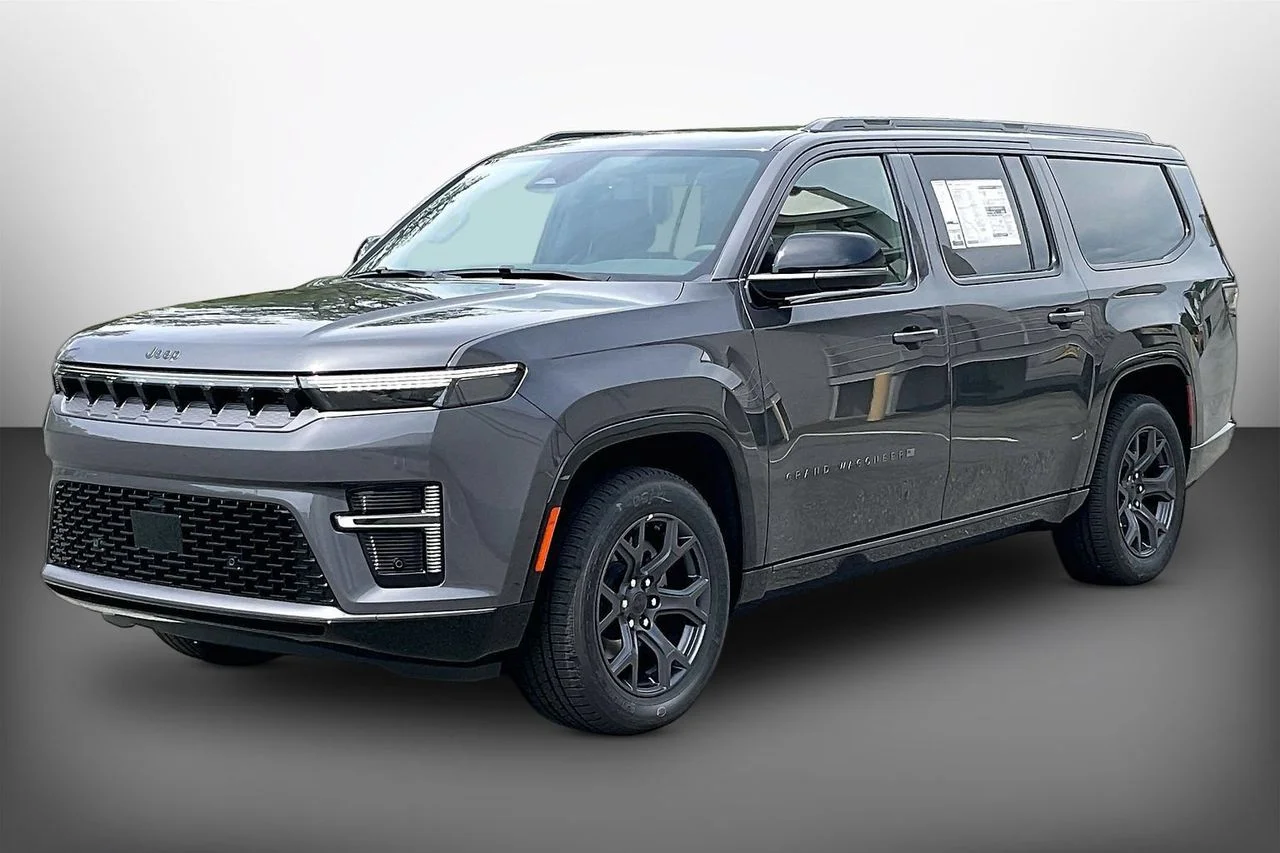 New 2026 Baltic-Gray Metallic Clear-Coat Exterior Paint Jeep Limited Altitude image 4