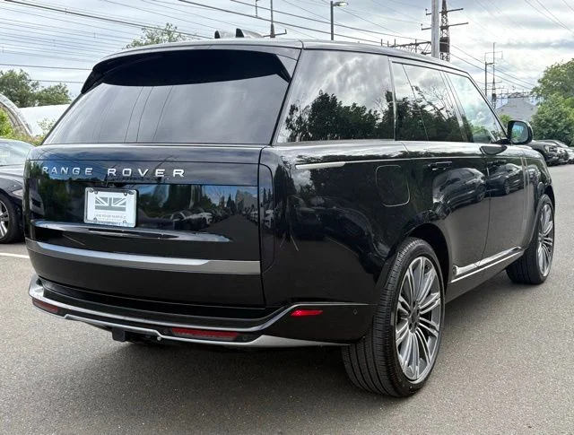 New 2026 Santorini Black Land Rover SE image 8