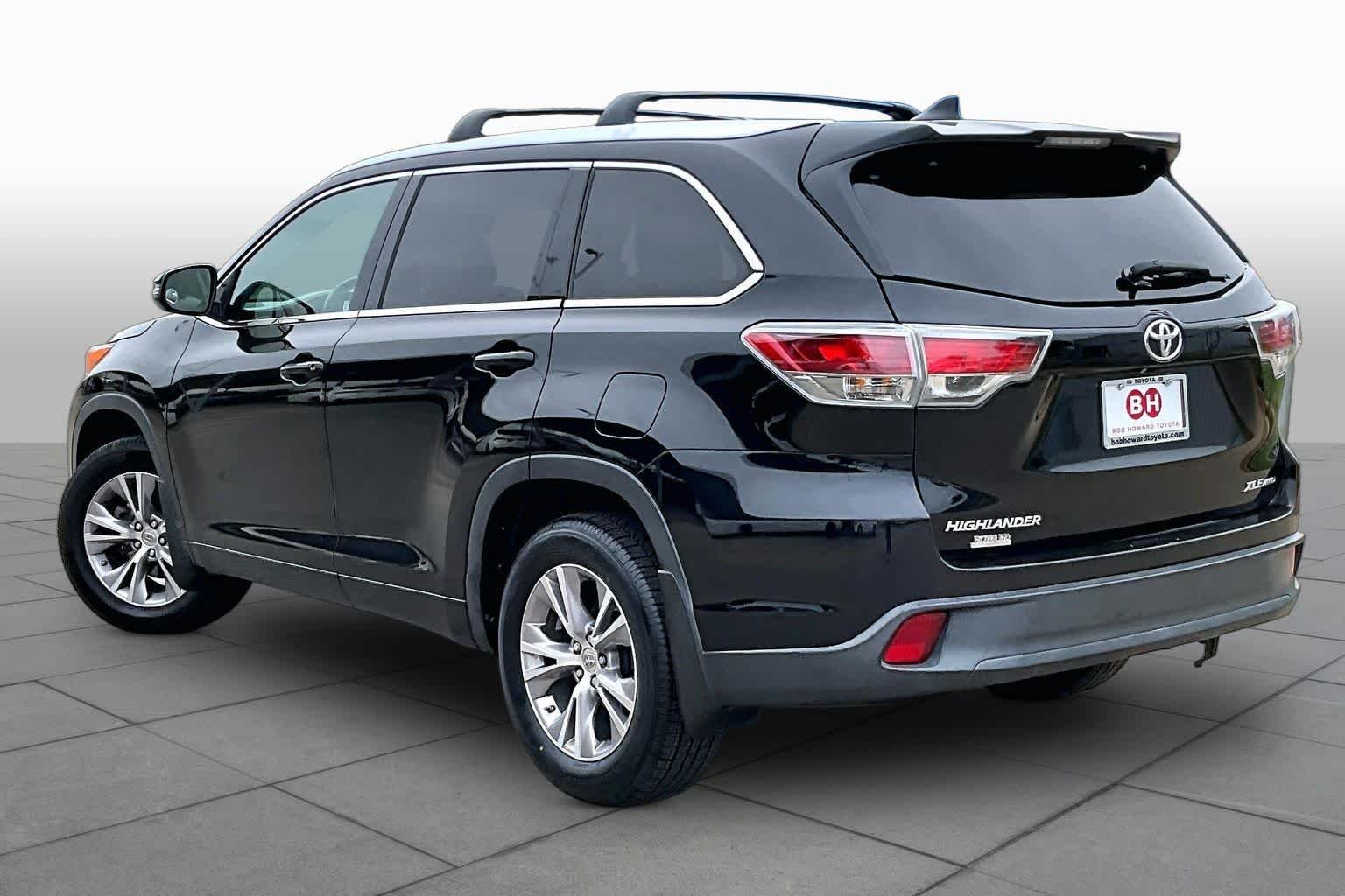 Used 2015 Attitude Black Metallic Toyota XLE image 12
