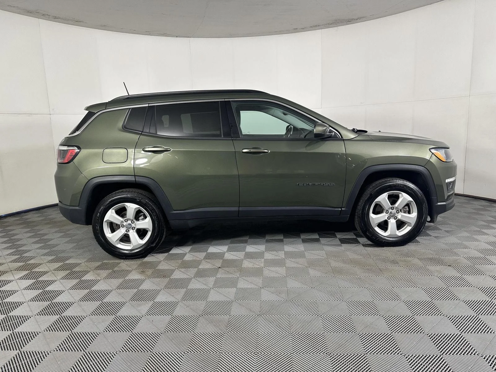 Used 2020 Olive Green Pearlcoat Jeep Latitude image 24