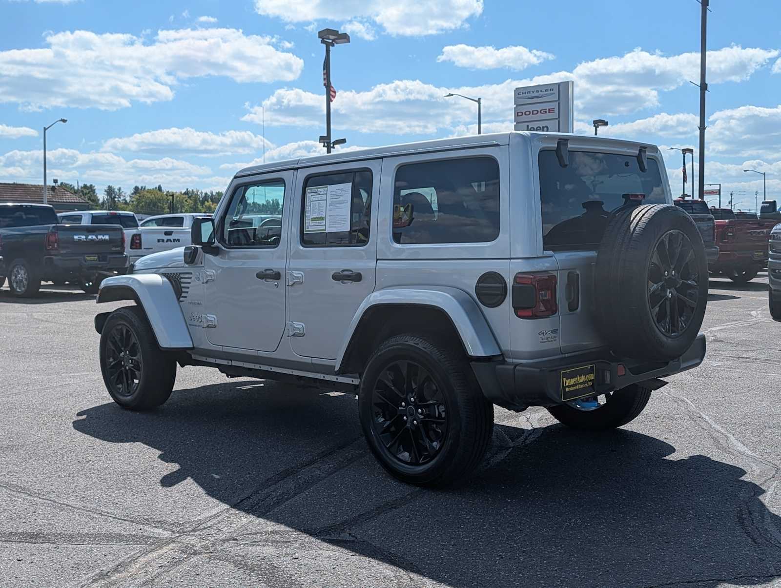 Used 2024 Silver Zynith Clearcoat Jeep Sahara image 5