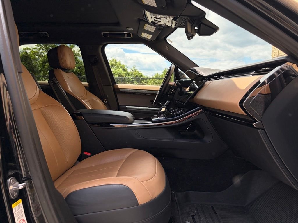 Used 2023 Black Land Rover SE Dynamic image 15