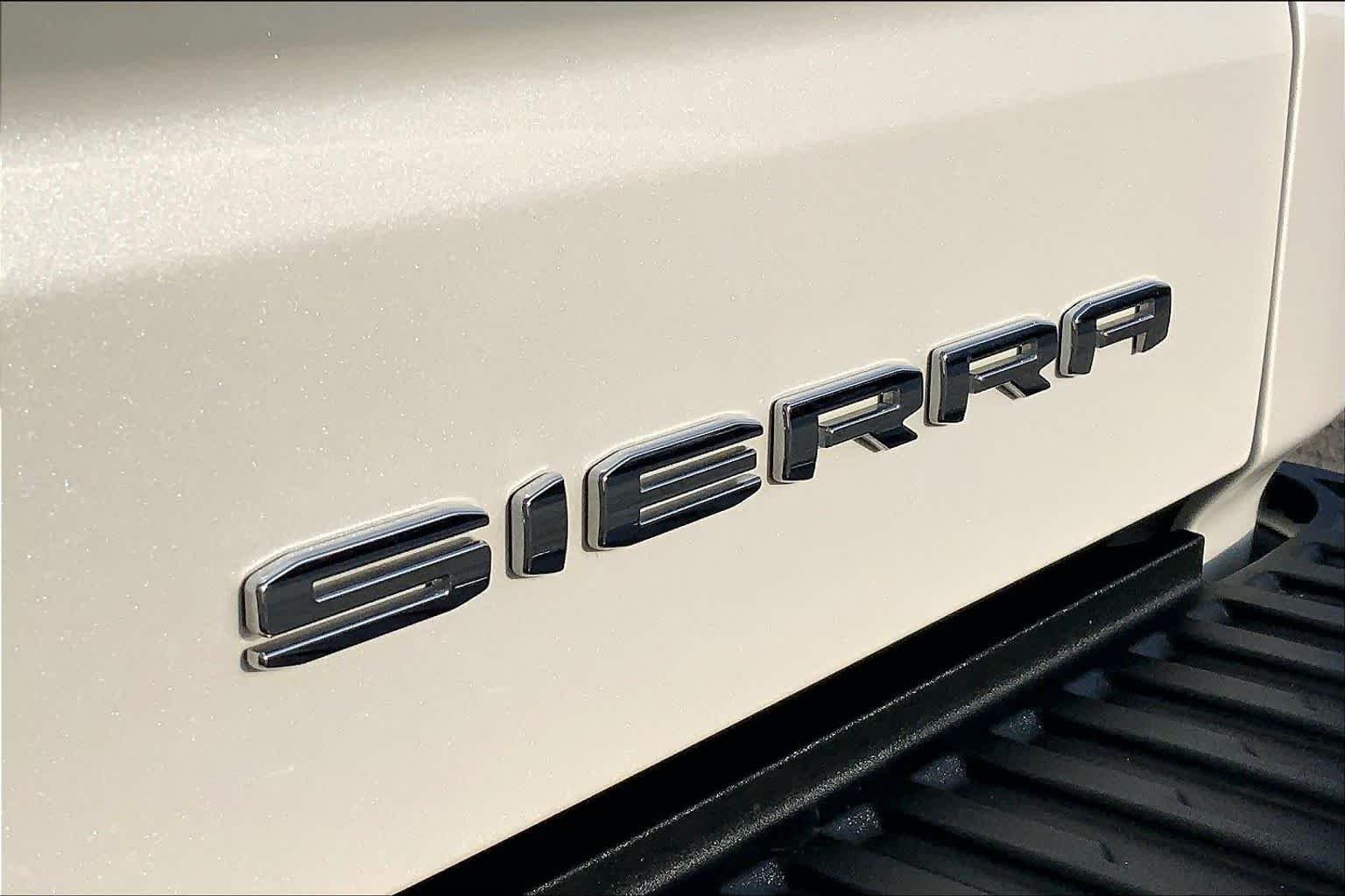 Used 2024 White Frost Tricoat GMC Denali Ultimate image 31
