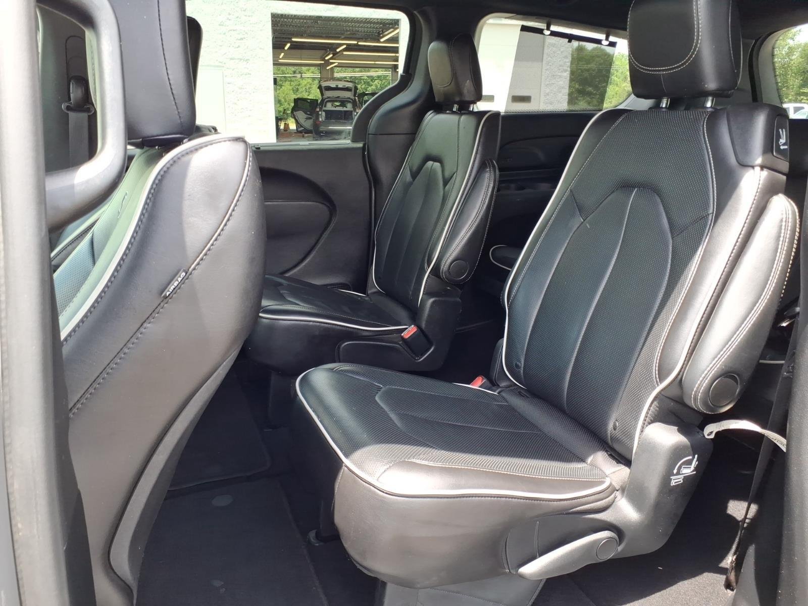 Used 2025 Ceramic Gray Clearcoat Chrysler Limited image 20