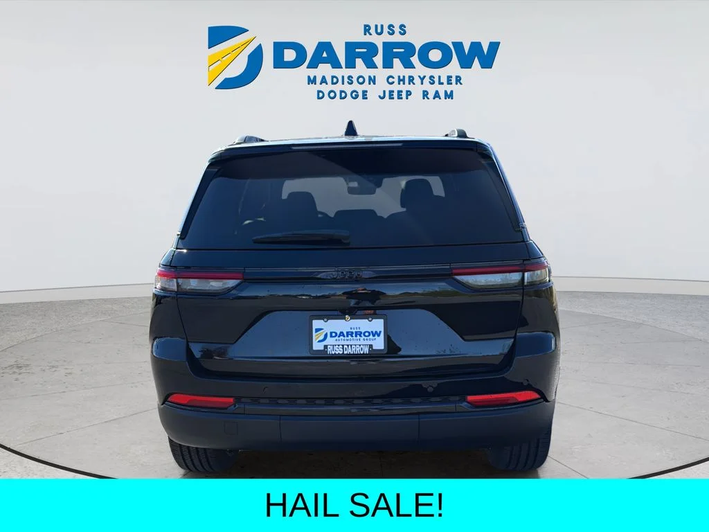 New 2025 Diamond Black Crystal Pearl-Coat Exterior Paint Jeep Laredo image 4