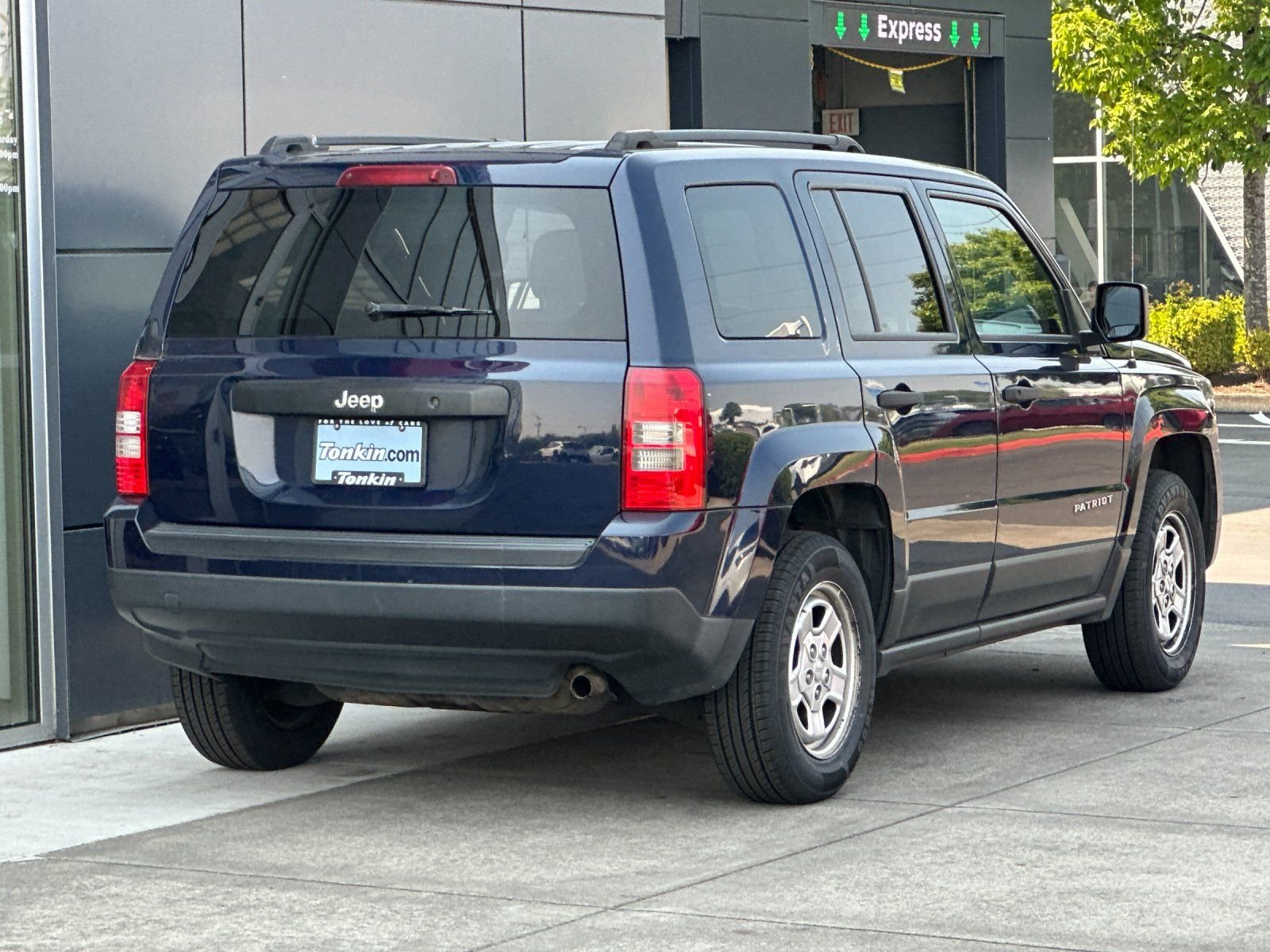 Used 2015 True Blue Pearlcoat Jeep Sport image 2
